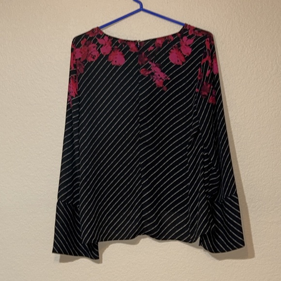 Apt. 9, Size M, Black & White Diagonal Striped Floral Blouse. Keyhole at back. - Picture 5 of 8